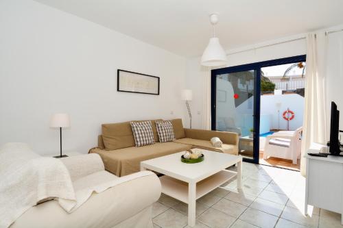 En eller flere senge i et værelse på Villa Yucas