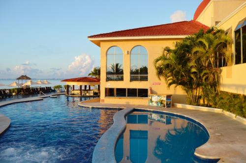 uma piscina em frente a um resort em All Ritmo Cancun Resort & Water Park em Cancún