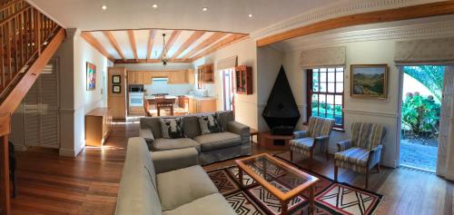 Χώρος καθιστικού στο Chinta Cottage Hermanus