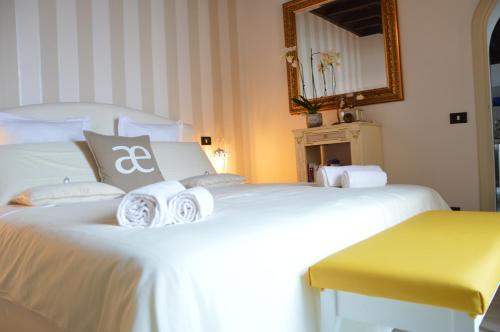 Zdjęcie z galerii obiektu Historic Center - Elegant Apartment with Charming Antiques - Raffaello Inn w Rzymie