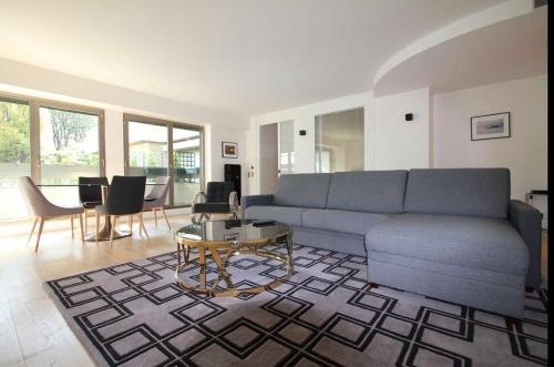 a living room with a couch and a table at Foch triomphe in Paris