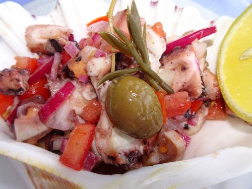 a salad with shrimp and vegetables in a paper container at Apartments Stermasi in Saplunara