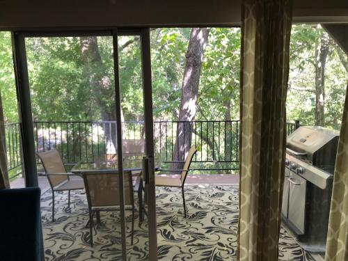 a screened in porch with a table and chairs at Oak Creek Terrace Resort in Sedona