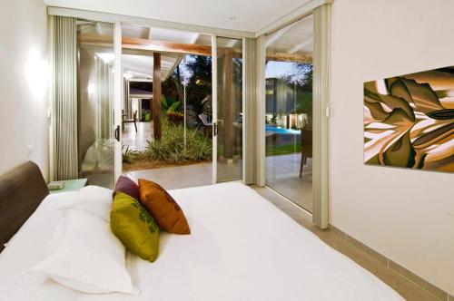 Tempat tidur dalam kamar di The Breeze Hotel & Villas