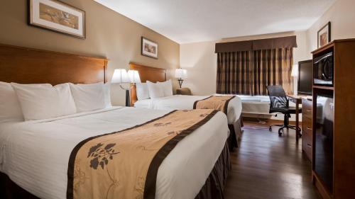 Best Western Alexandria Inn tesisinde bir odada yatak veya yataklar