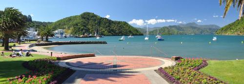 vistas a un puerto con barcos en el agua en Picton Accommodation Gateway Motel, en Picton