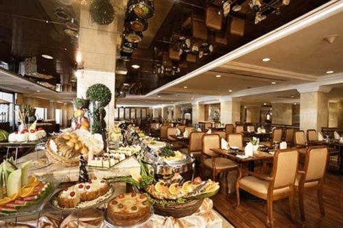 Comida en o cerca de este hotel
