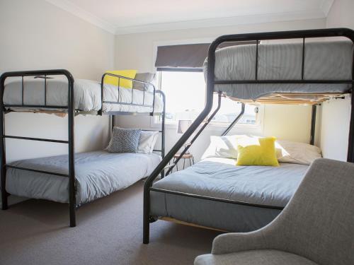 Двухъярусная кровать или двухъярусные кровати в номере SkyLodge Temora