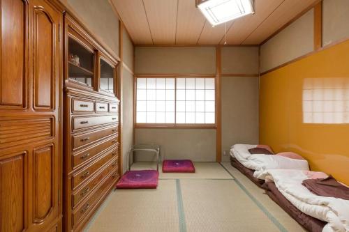 1 dormitorio con 2 camas y vestidor en Calligraphy House en Kyoto