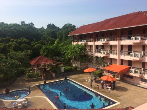 uma vista sobre a piscina num hotel em Hotel Seri Malaysia Melaka em Malaca