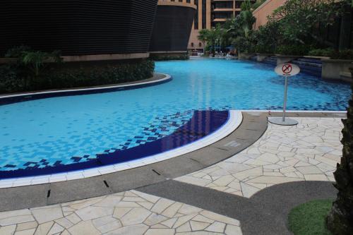 una gran piscina en un edificio sin señal de natación en Genius Service Suites at Times Square Kuala Lumpur en Kuala Lumpur