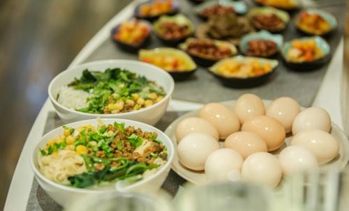 Makanan di atau berdekatan hotel