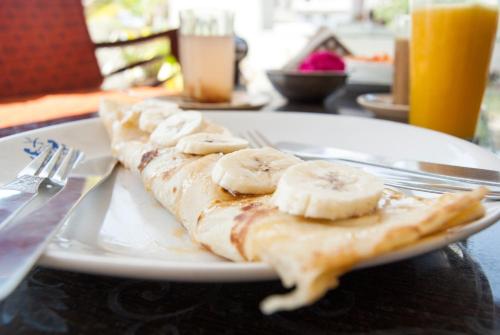 a white plate with bananas on a table at Hotel Rising Star in Pushkar