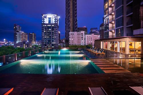 בריכת השחייה שנמצאת ב-Urbana Sathorn Hotel, Bangkok או באזור