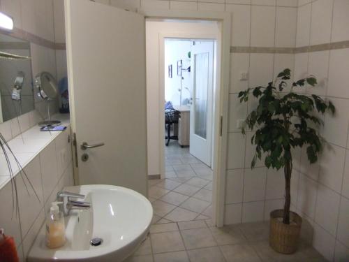 ห้องน้ำของ Beautiful Apartment im Zentrum von Sankt Augustin mit Netflix-Anschluss