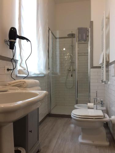 ピエトラサンタにあるAppartamento "La Roby"のバスルーム(シャワー、トイレ、シンク付)