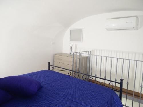 ナポリにあるBouganvilleのベッドルーム(青いベッド1台、ドレッサー付)
