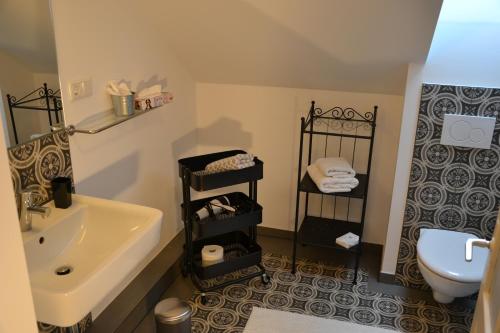 a bathroom with a sink and a tub and a toilet at Fabrikantenvilla in Erkrath