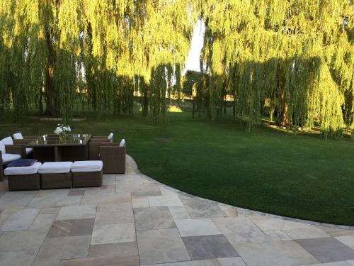 a patio with a table and chairs in a park at Warborough B&B in Wallingford