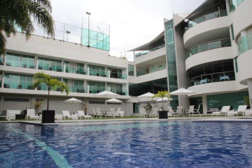 ein Hotel mit einem Pool vor einem Gebäude in der Unterkunft Hotel Rio 1300 in Cuernavaca