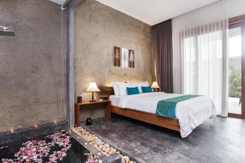 een slaapkamer met een groot bed en een groot raam bij Sarina Boutique Hotel in Phnom Penh