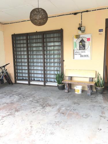 una habitación con un banco y un cartel en la pared en D'Houzz en Sungai Petani