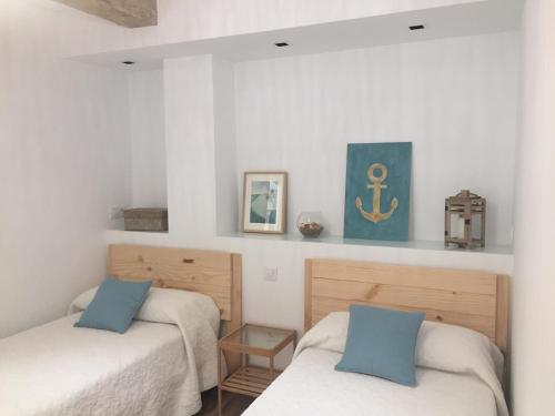 ログローニョにあるG&D Vivienda Turísticaの白い壁の客室内のベッド2台