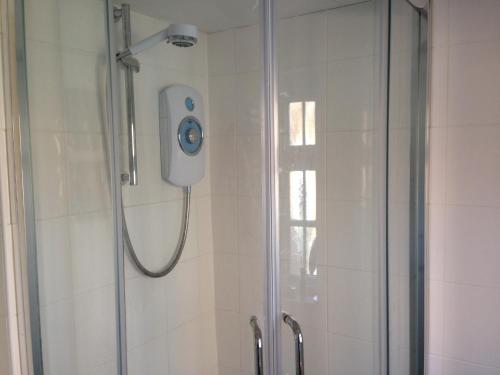 een douche met een douchekop in de badkamer bij Anchor Inn Fladbury in Fladbury