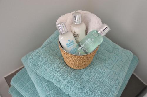 a basket with toothbrushes and toothpaste on a towel at Fabrikantenvilla in Erkrath