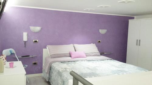 Taormina Rainbow House tesisinde bir odada yatak veya yataklar