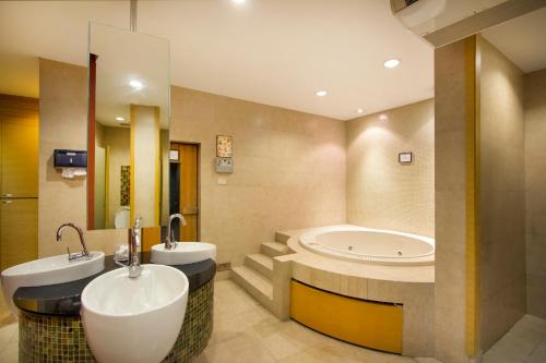 Bathroom sa Urbana Sathorn Hotel, Bangkok
