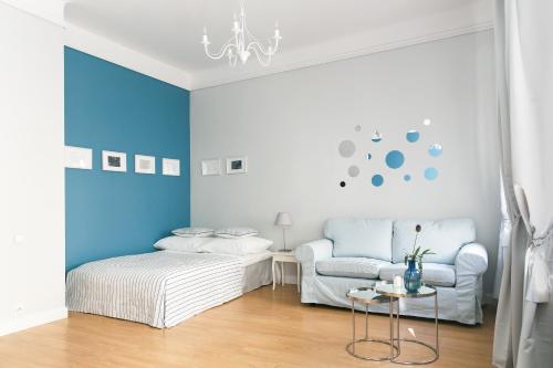 - un salon avec un canapé et une chaise dans l'établissement Apartament Rozbrat, à Varsovie