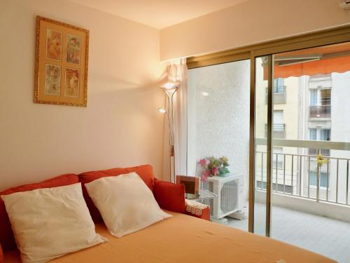 カンヌにあるOne bedroom apartment in the center of Cannes, next to the Carlton, a few meters from the Croisette - 367のベッドルーム1室(ベッド1台、大きな窓付)
