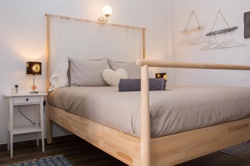 Un dormitorio con una cama con marco de madera. en Casa Maui, en La Oliva