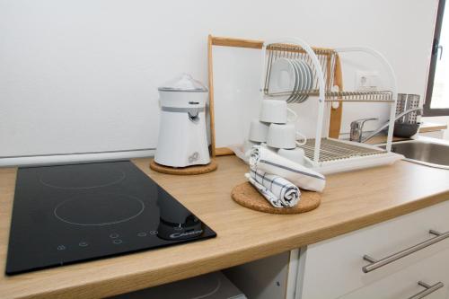 una encimera de cocina con un ordenador portátil sobre una mesa en Casa Maui, en La Oliva