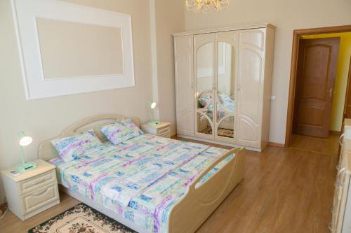 Säng eller sängar i ett rum på Apartment in 2 min from Poznyaky metro station