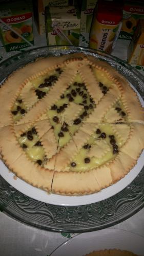a pie sitting on a plate on a table at Casale del Monsignore in Spoleto