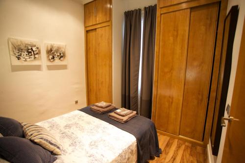 マラガにあるApartamento Mezquitilla - Centro Históricoのベッドルーム1室(ベッド1台付)、木製のドア