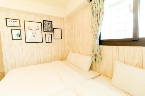 a small bedroom with a bed and a window at Lè mù in Taichung