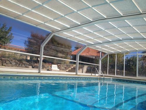 a large swimming pool with a large blue pool at Casa Vale de Azibo in Macedo de Cavaleiros