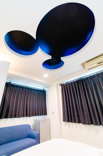 a living room with a whale on the ceiling at Lè mù in Taichung