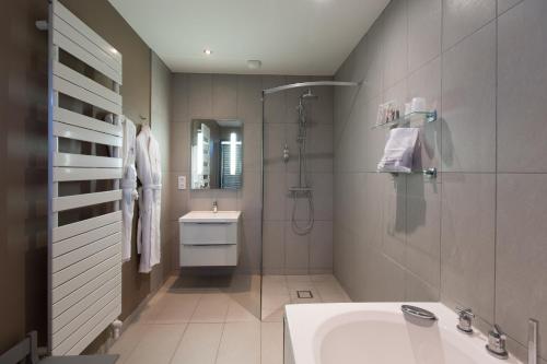 uma casa de banho com um chuveiro, um lavatório e um WC. em Le Petit Coq aux Champs - Teritoria em Campigny
