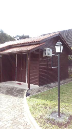 a house with a street light in front of it at Chalés Araucárias da Serra in Canela