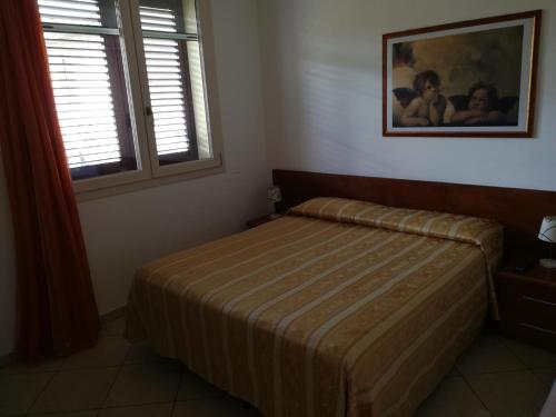 1 dormitorio con 1 cama y una foto en la pared en B&B Angel's Dream, en Porto Fuori