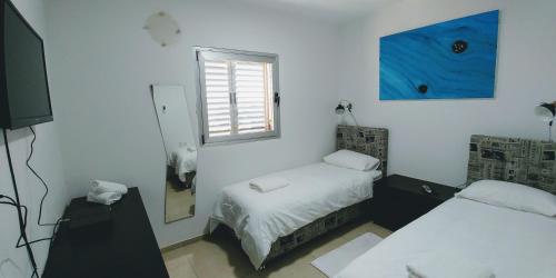 Postel nebo postele na pokoji v ubytování Old Jaffa's Penthouse Boutique Hostel