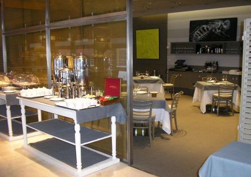 a dining room with tables and chairs in a restaurant at Grand Hotel De La Ville in Parma