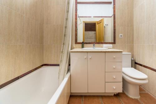 uma casa de banho com uma banheira, um lavatório e um WC. em La Casa Chica del Carmen em Valência