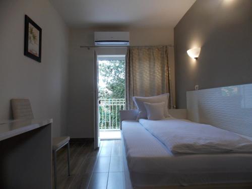 a hotel room with a bed and a window at Pensiune Xe-Mar in Arad