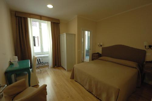 sypialnia z łóżkiem i krzesłem w obiekcie Residenza Dei Gracchi w Rzymie