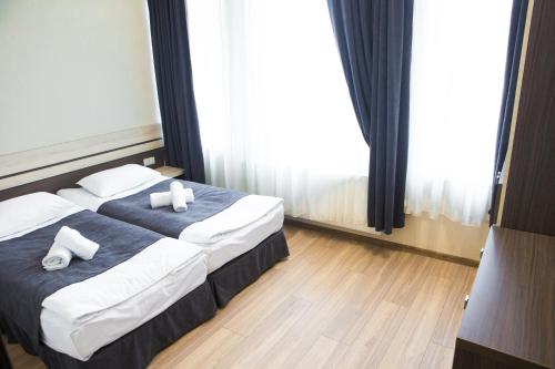 Habitación de hotel con 2 camas y toallas. en Hotel Merry Land, en Horodenka